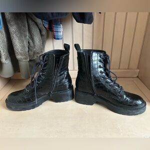 STEVE MADDEN black snakeskin lace up boots